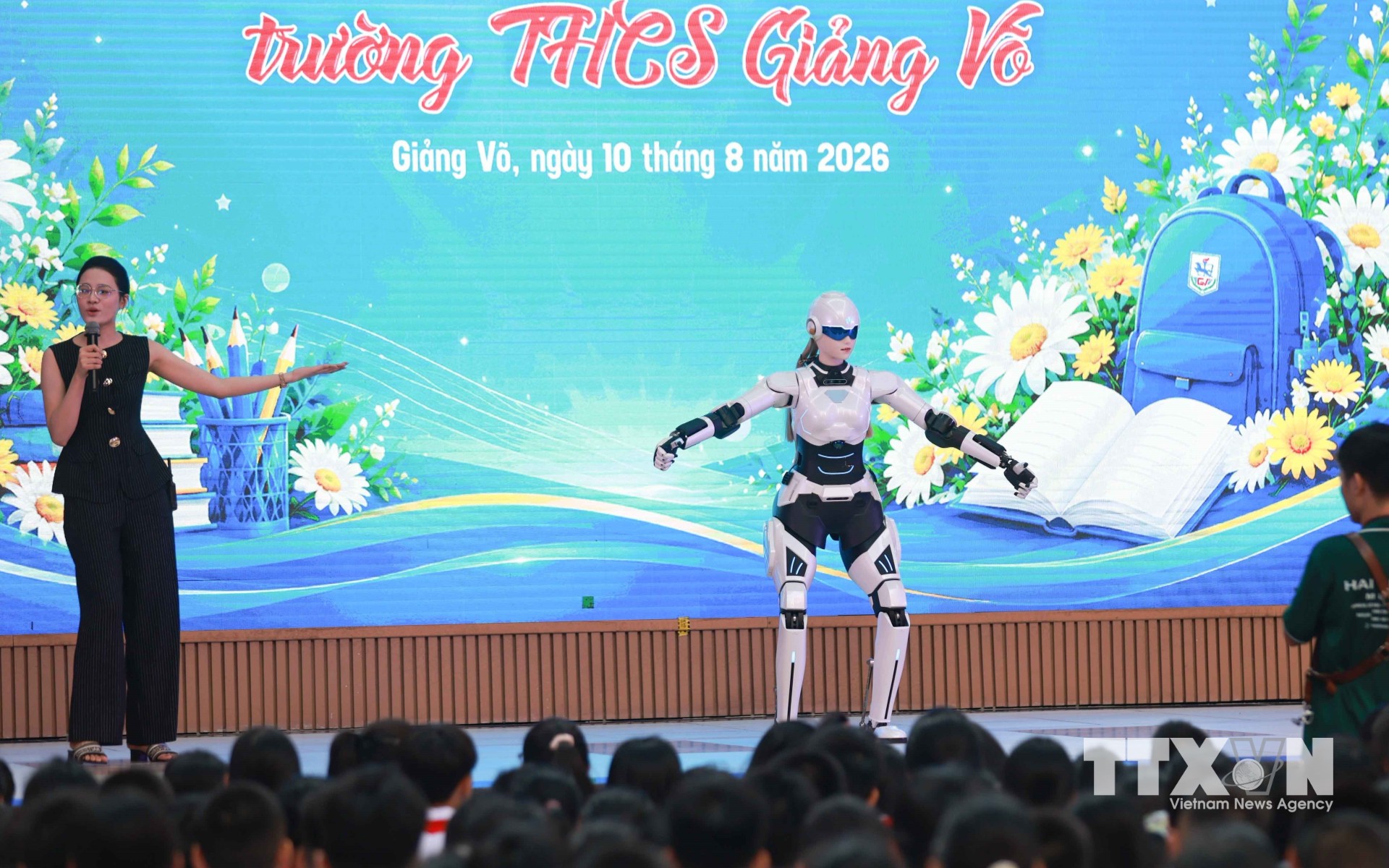 Những màn trình diễn hấp dẫn và những tương tác thú vị với robot giúp học sinh có thêm niềm yêu thích với khoa học, công nghệ và luôn giữ cho mình tinh thần ham học hỏi, khám phá những điều mới mẻ. (Ảnh: Thanh Tùng/TTXVN)